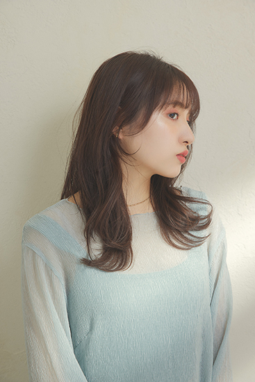 フェミニンな甘さが垣間見える愛されニュアンスのセミロング