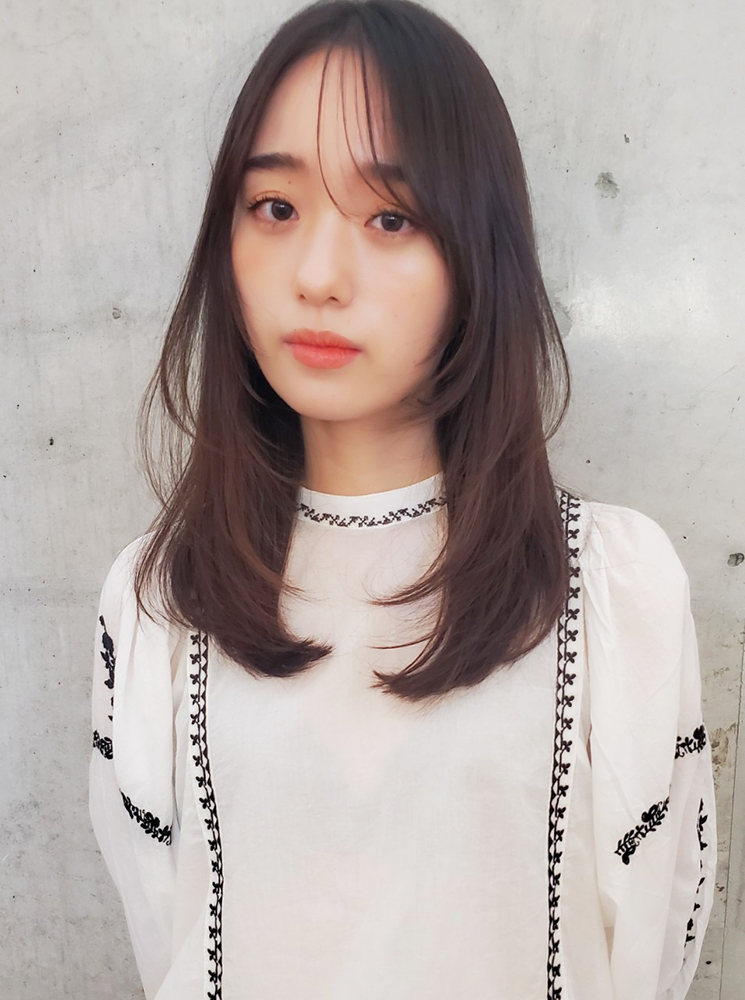 スタイリングも簡単なフェイスレイヤーセミロング