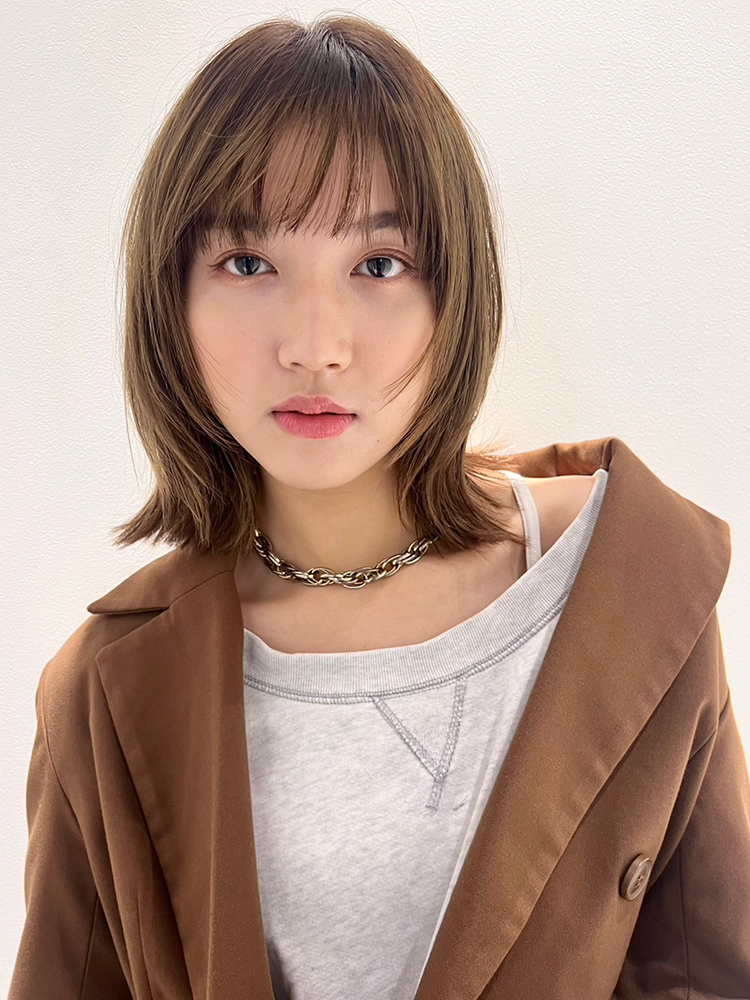 顔まわりレイヤーが小顔効果たっぷりな外ハネミディアム