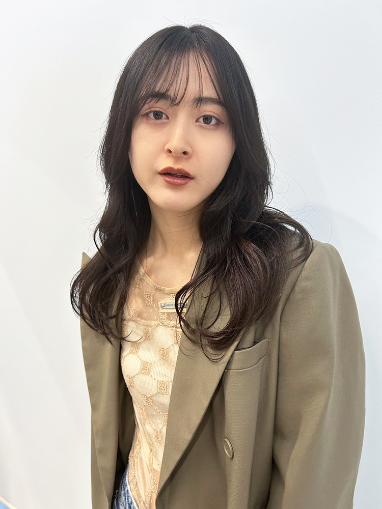 シースルーバングで抜け感を作った重めロング