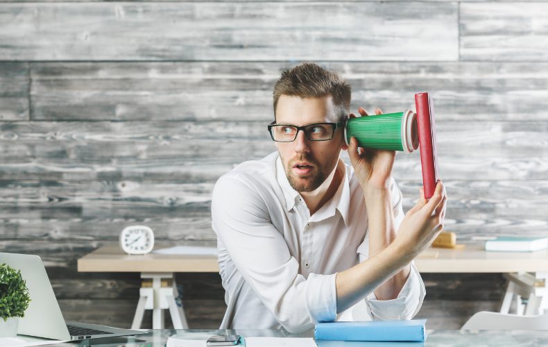 本に耳を立てる男性