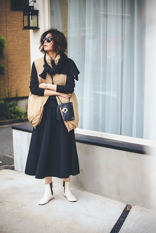 ベージュダウンベスト×黒ニット×黒ボリュームスカート