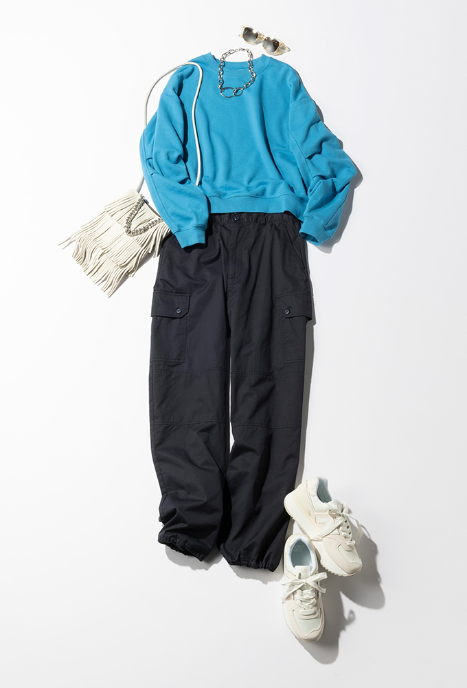 青スウェット×ネイビーカーゴパンツ