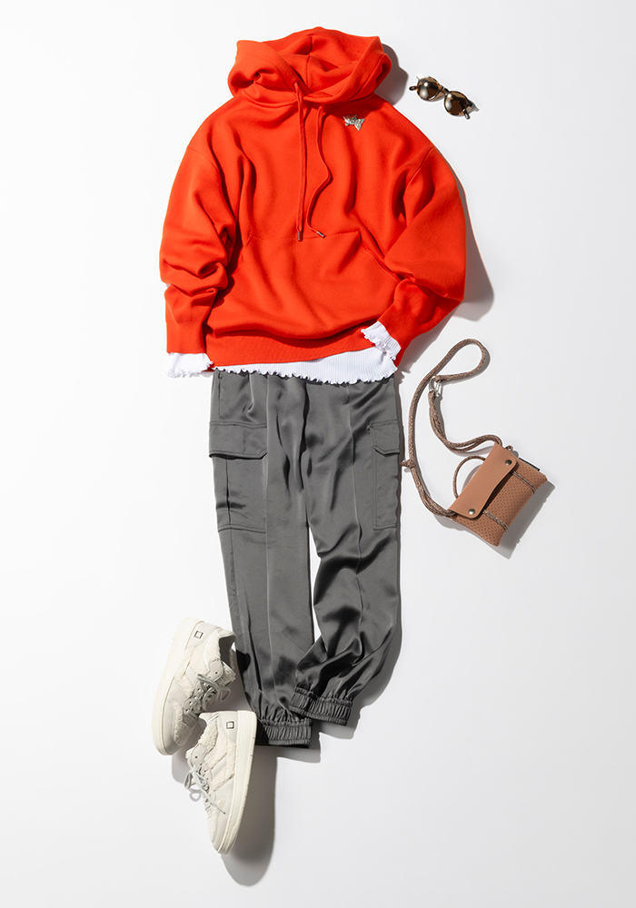 【3】グレーカーゴパンツ×赤パーカー×白フリルカットソー