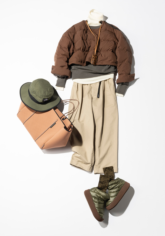 タートルニット、スエット、テーパードのチノパンのコーデ