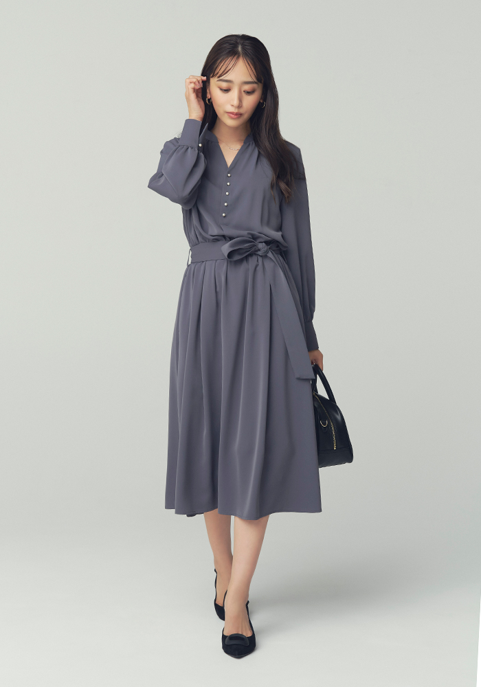 フィット＆フレアシルエットにツヤやかなグレーが品良く映えて