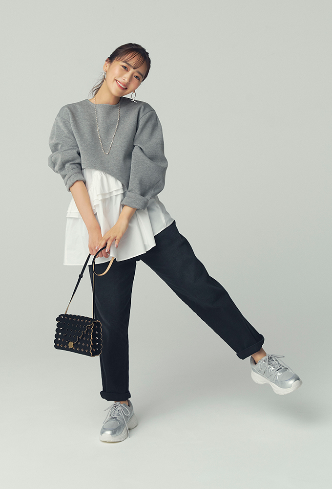 【6】デニムパンツ×グレーニット×白シャツ