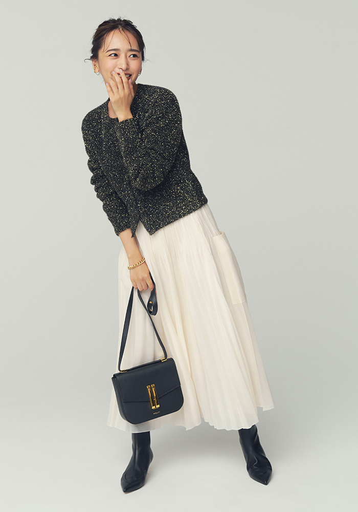 黒ラメカーデ×白プリーツスカート