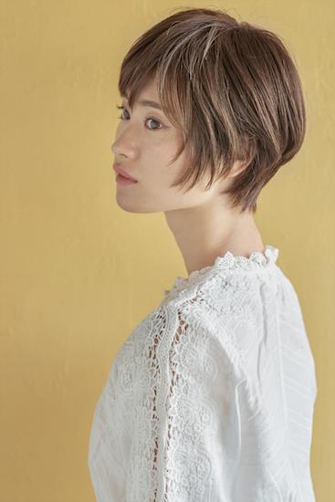 前髪ありのショートヘアの写真　横顔