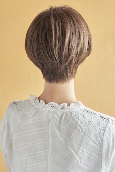 前髪ありのショートヘアの写真　後頭部