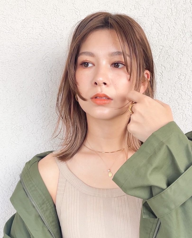 前髪なしのミディアムヘアの写真　正面