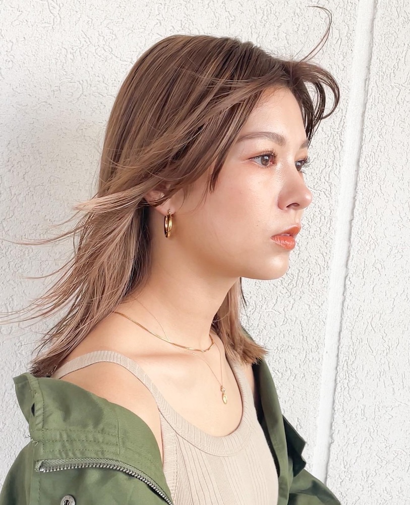 前髪なしのミディアムヘアの写真　横顔