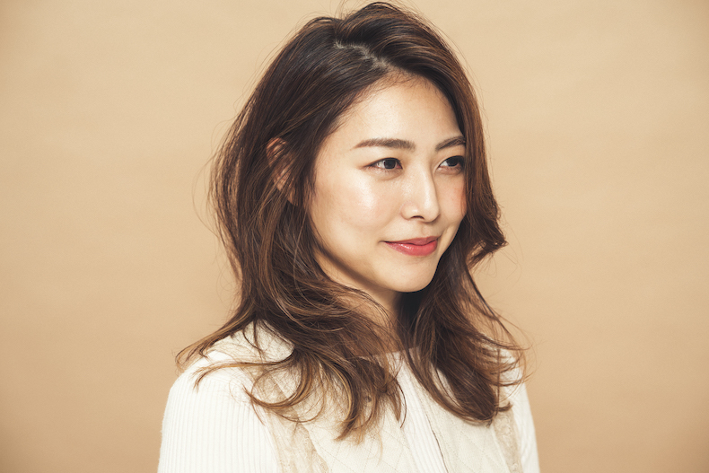 前髪なしのロングヘアの写真　斜め