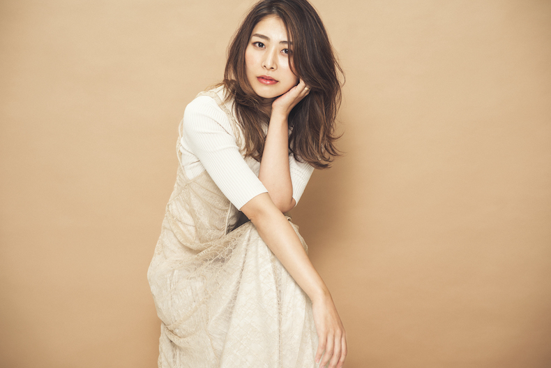 前髪なしのロングヘアの写真　正面