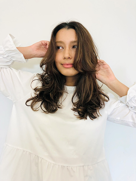 前髪なしのロングヘアの写真　正面