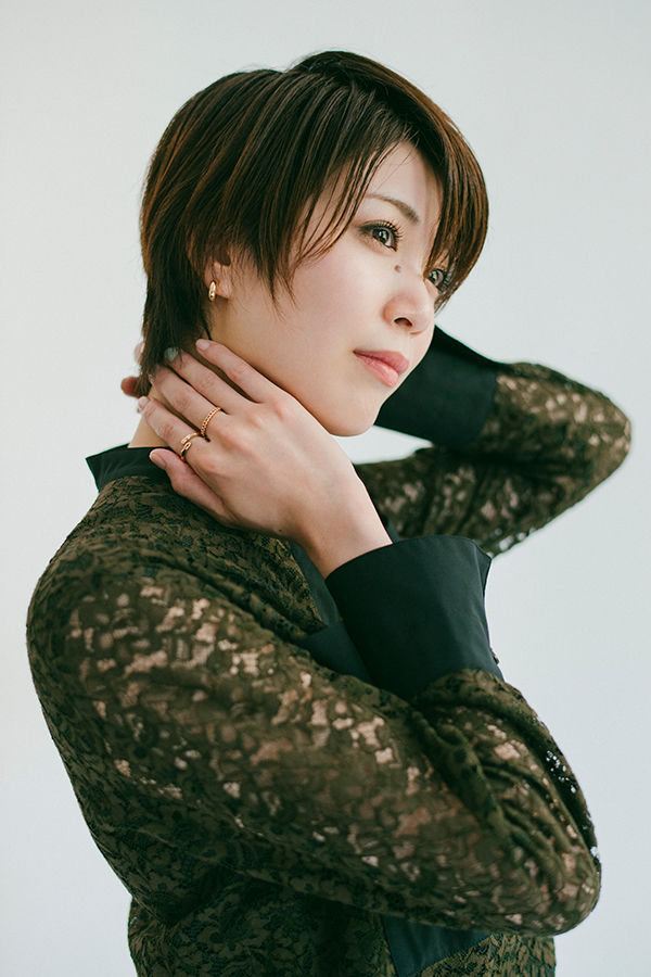 綾凰華さん横顔