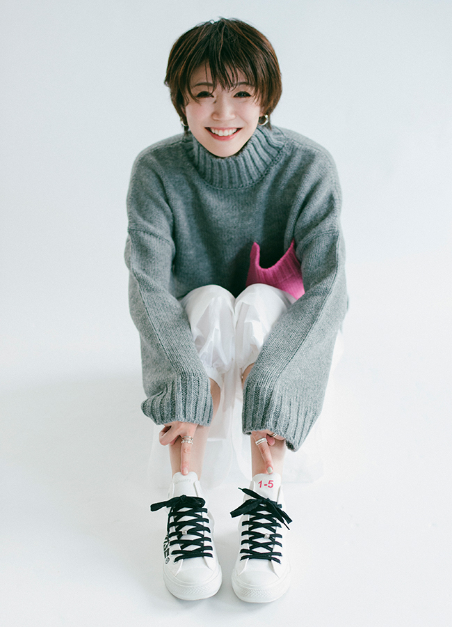 綾さん体育座り