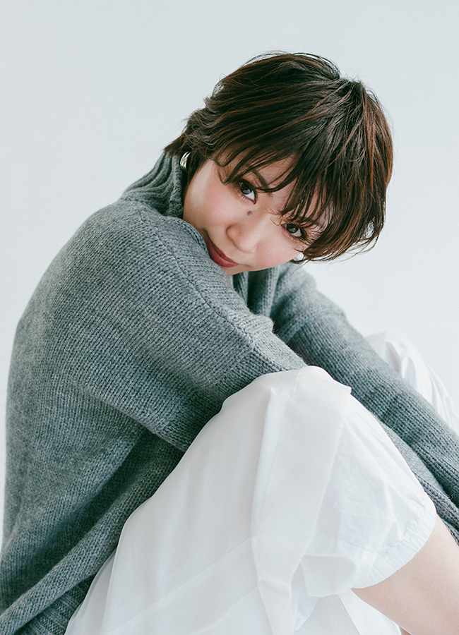 綾さん横向きで見ている