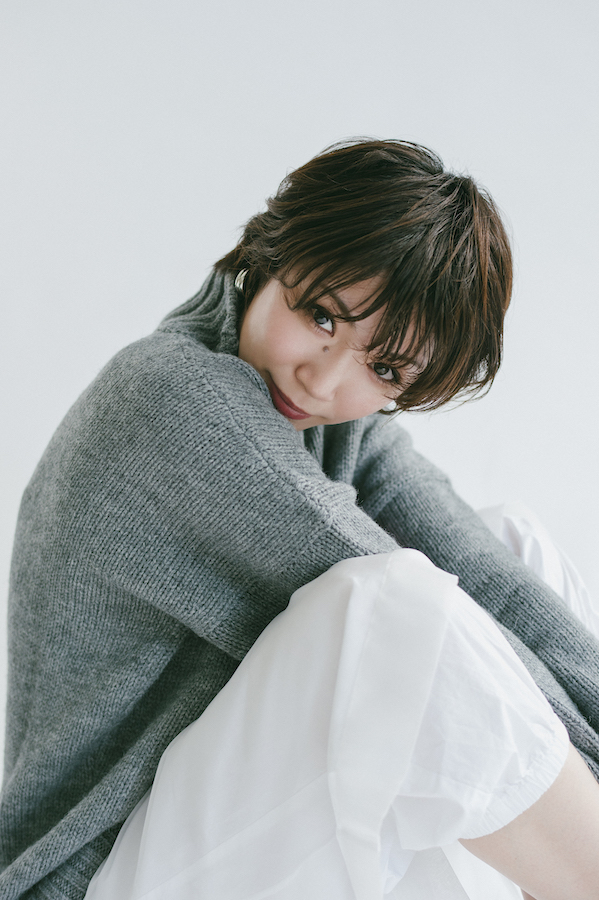 綾さん横向きで見ている