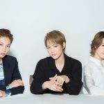 出演者3人が並んでいる