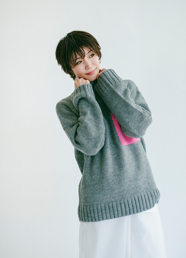 綾さんニット立ち姿