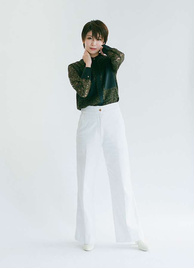 綾さんブラウス全身