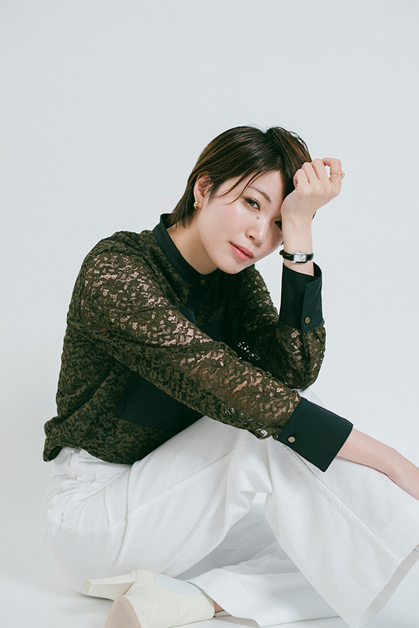 綾凰華さん座り