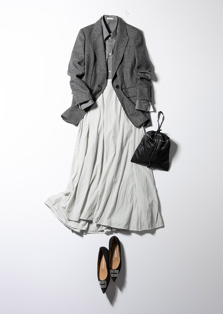 ライトグレースカート×グレーシャツ×ダークグレージャケット