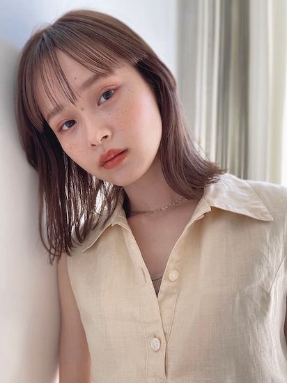 毛先が外に流れているボブヘアの写真