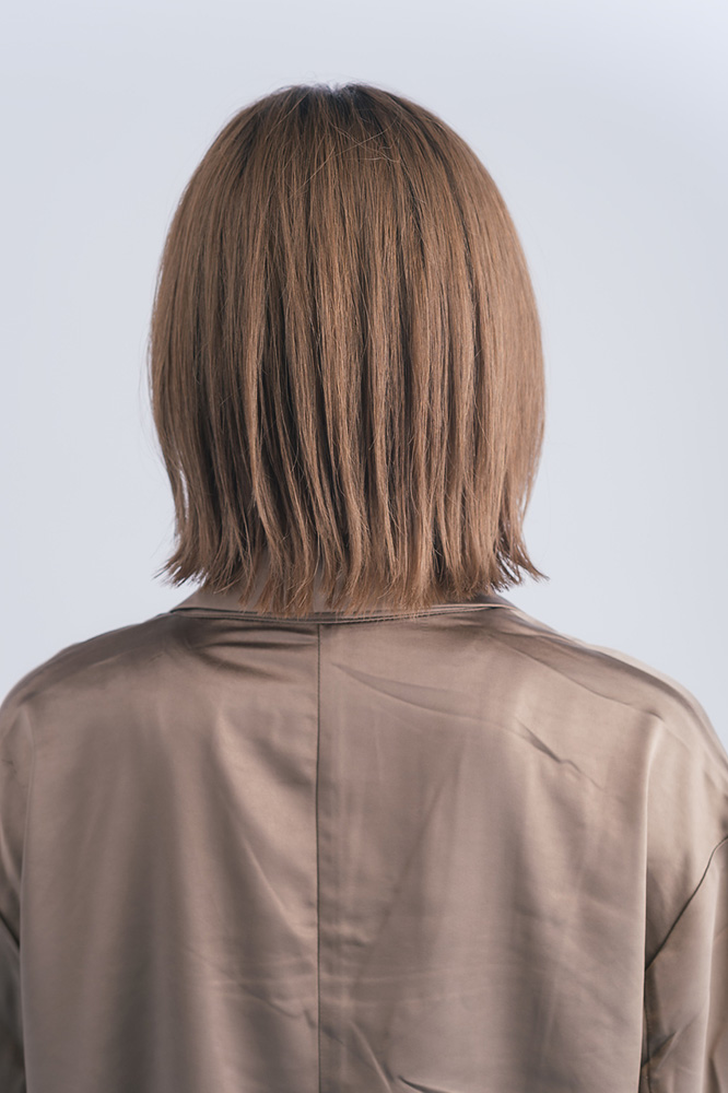 毛先が外にはねたのボブヘアの写真 後頭部