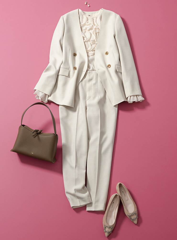 ダブルボタンのノーカラージャケットなら、程よくキリリとしたセレモニーコーデに