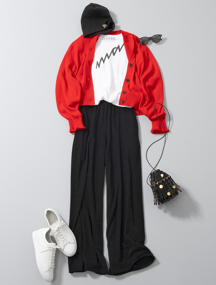 赤カーディガン×白プリントTシャツ×黒パンツ