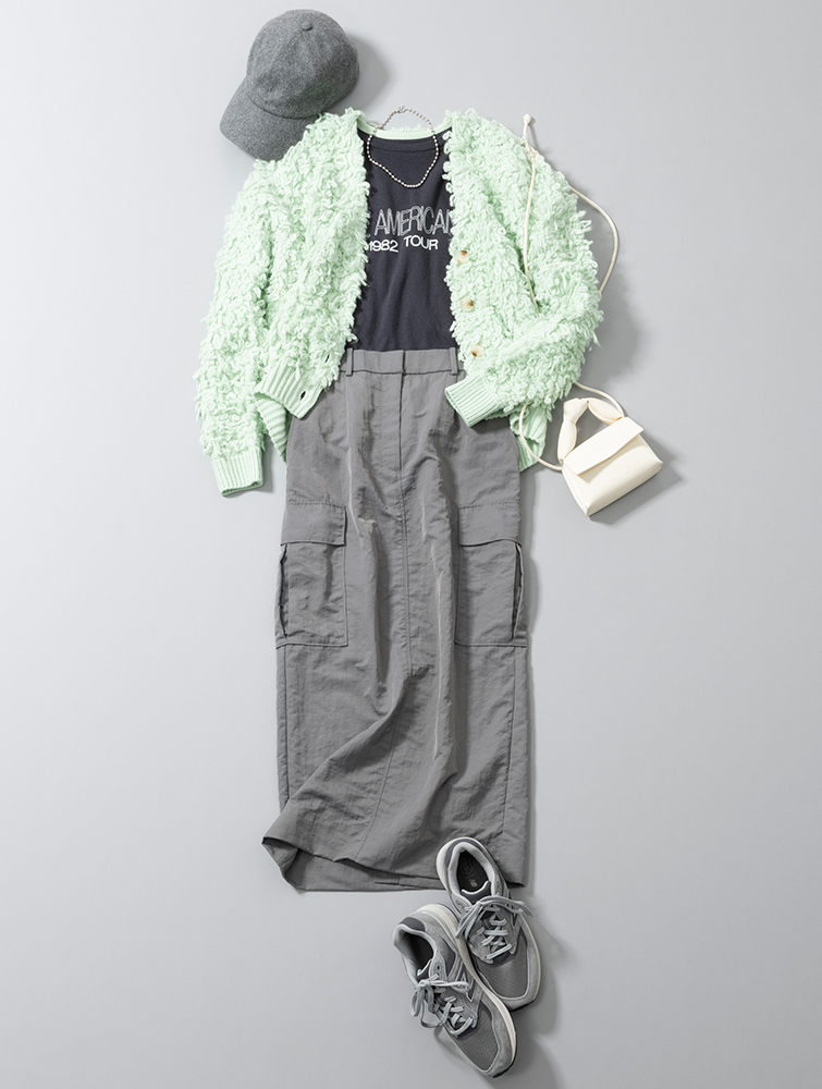 ミントグリーンカーディガン×グレーロゴTシャツ×グレースカート