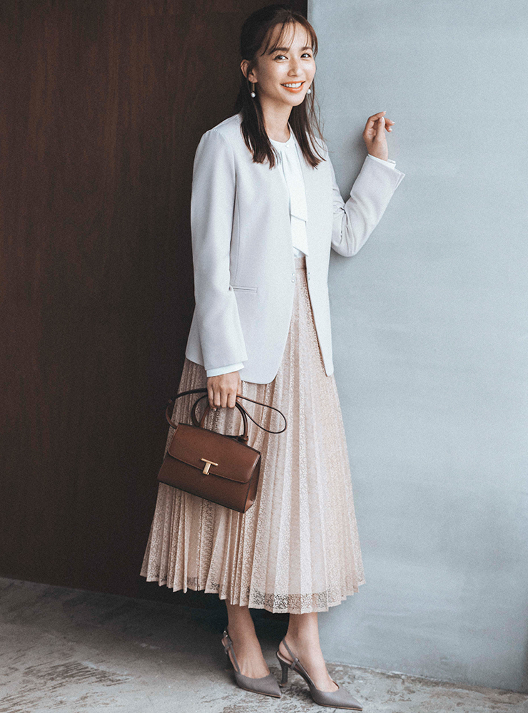 堅苦しくなく…なら「仕事服にもなるアイテム」でライトフォーマルな着こなし