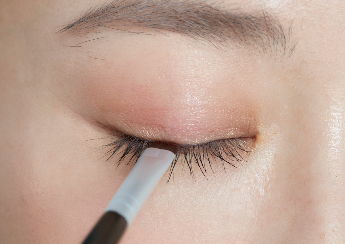 きちんと感をキープした濃くならないアイライン術