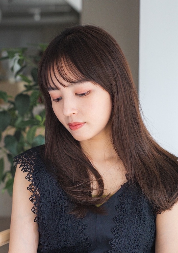 シースルーバング×ワンカールのナチュラルセミロング 別アングル