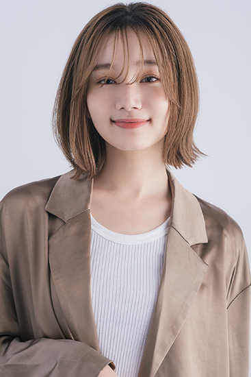 長めシースルー前髪×フェミニンなニュアンスボブ 正面のアングル