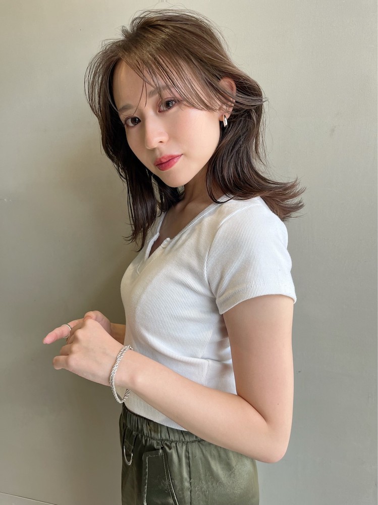 かき上げ前髪×くびれミディアム