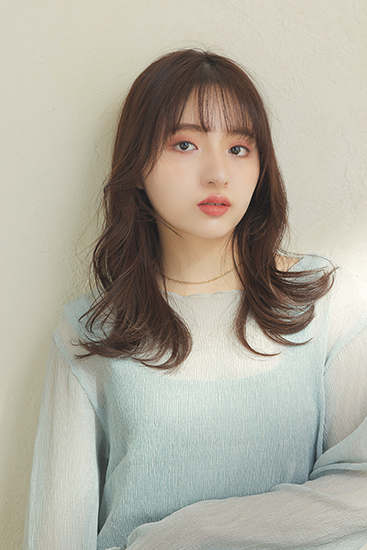 フェミニンな甘さのある愛されニュアンスのセミロング