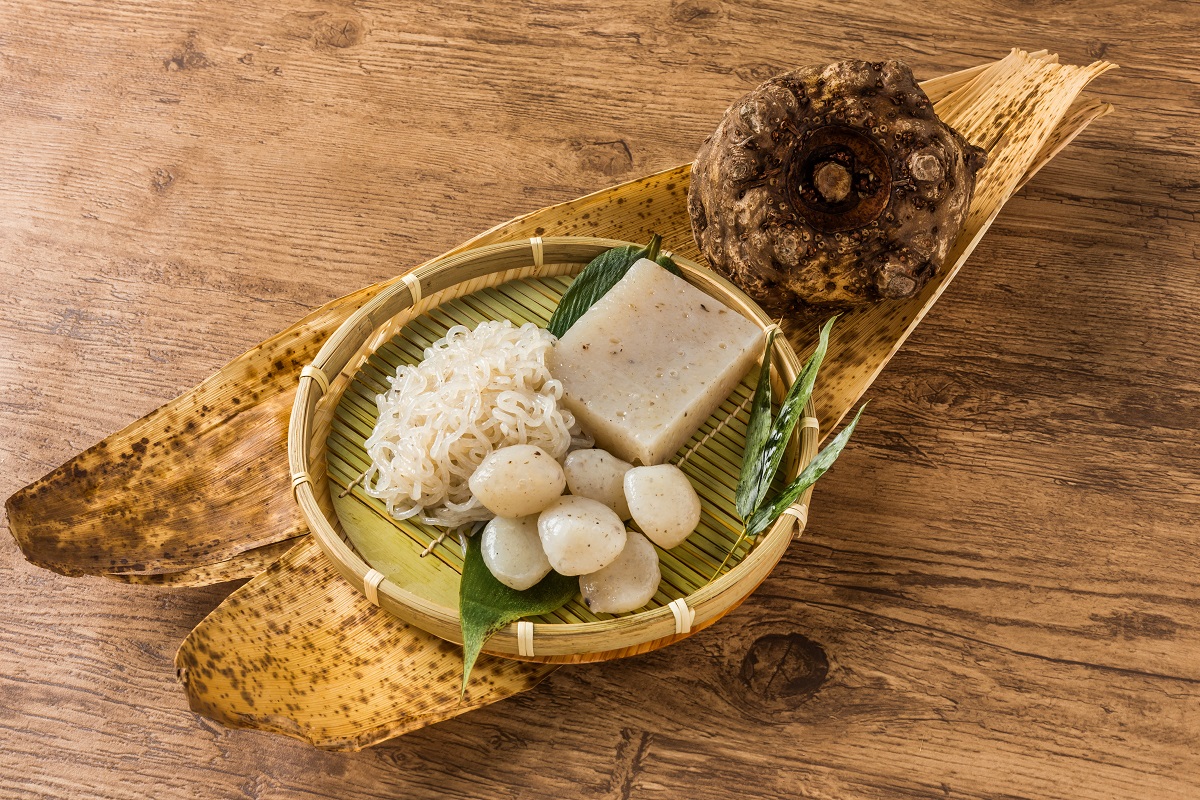 ザルの上に乗った糸こんにゃく、玉こんにゃく、こんにゃく　蒟蒻芋