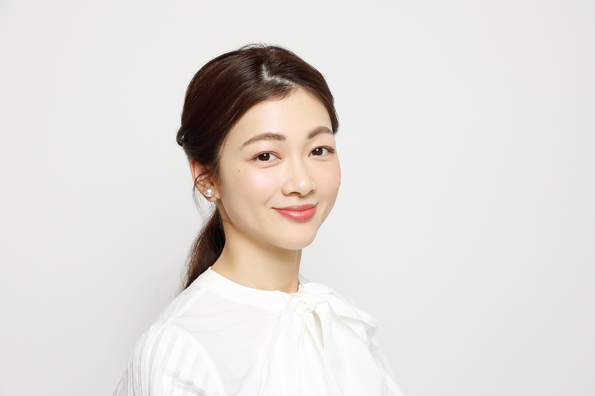 ツイスト編み飾りの前髪なしひとつ結びの正面写真