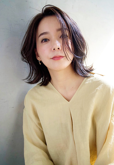 かき上げ前髪のミディアムヘアの写真