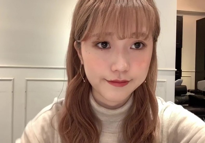 前髪を内巻きにした写真