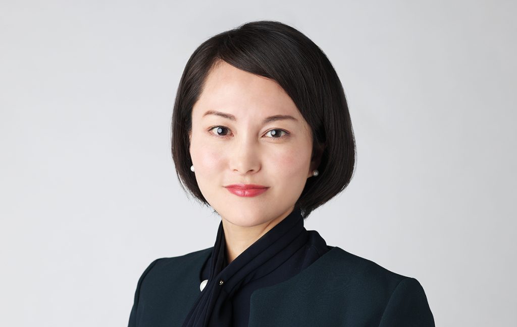 前髪をサイドに流したボブスタイル