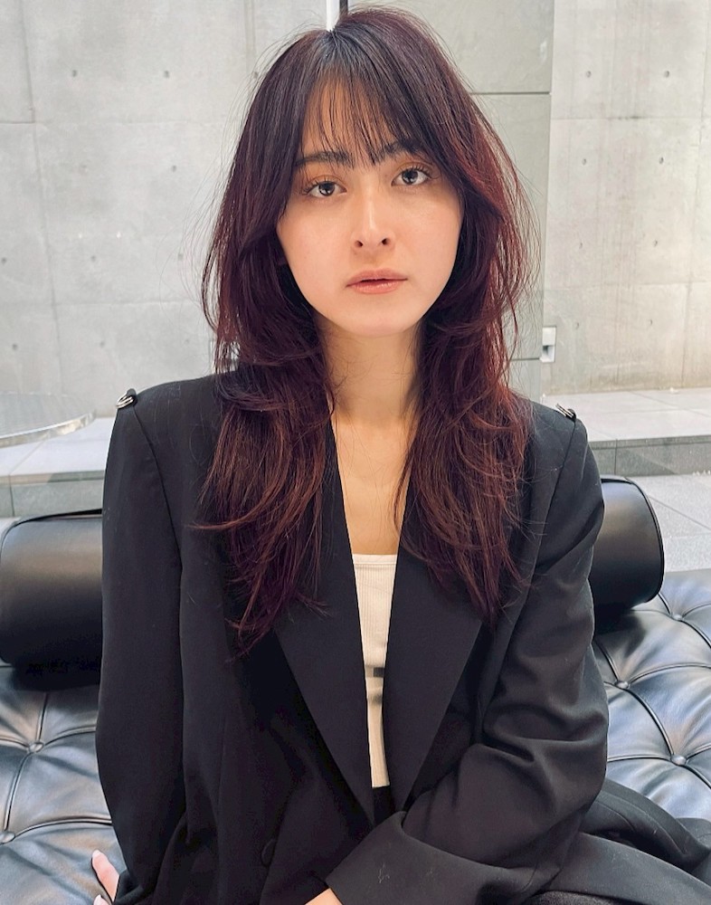 重く見えがちなロングヘアはレイヤーカットと赤みカラーで上品おしゃれに