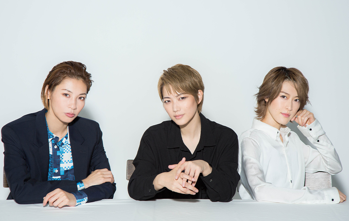 出演者3人が並んでいる