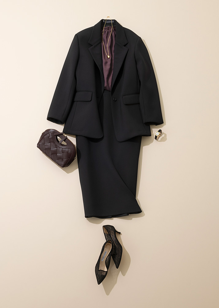 オーバーサイズジャケットと長めタイトが、今旬のエレガンスを実現