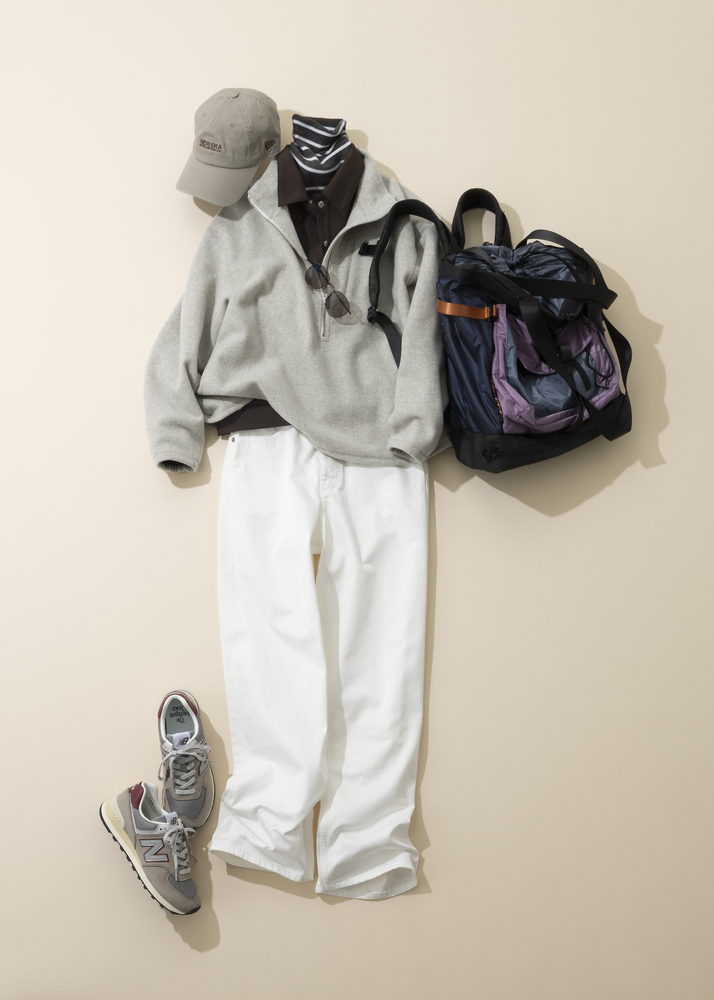 白デニムパンツ×ライトグレーフリース