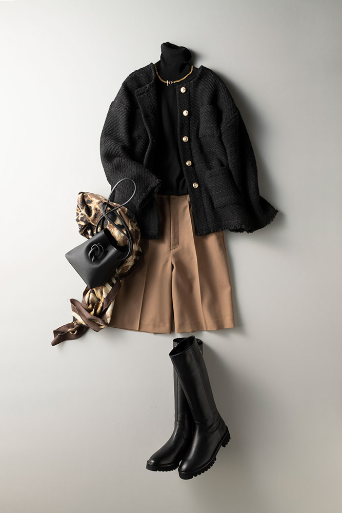 黒ツイードジャケット×黒タートルニット×ベージュハーフパンツ×黒ロングブーツ