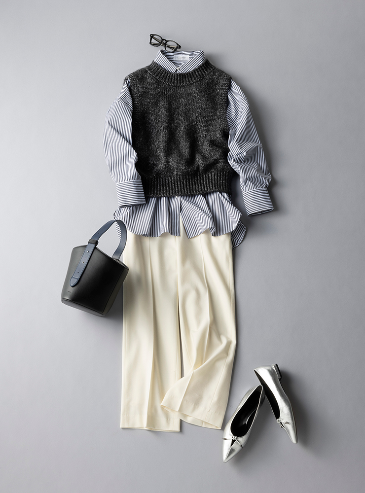 ストライプシャツ、ベスト、白パンツのコーデ